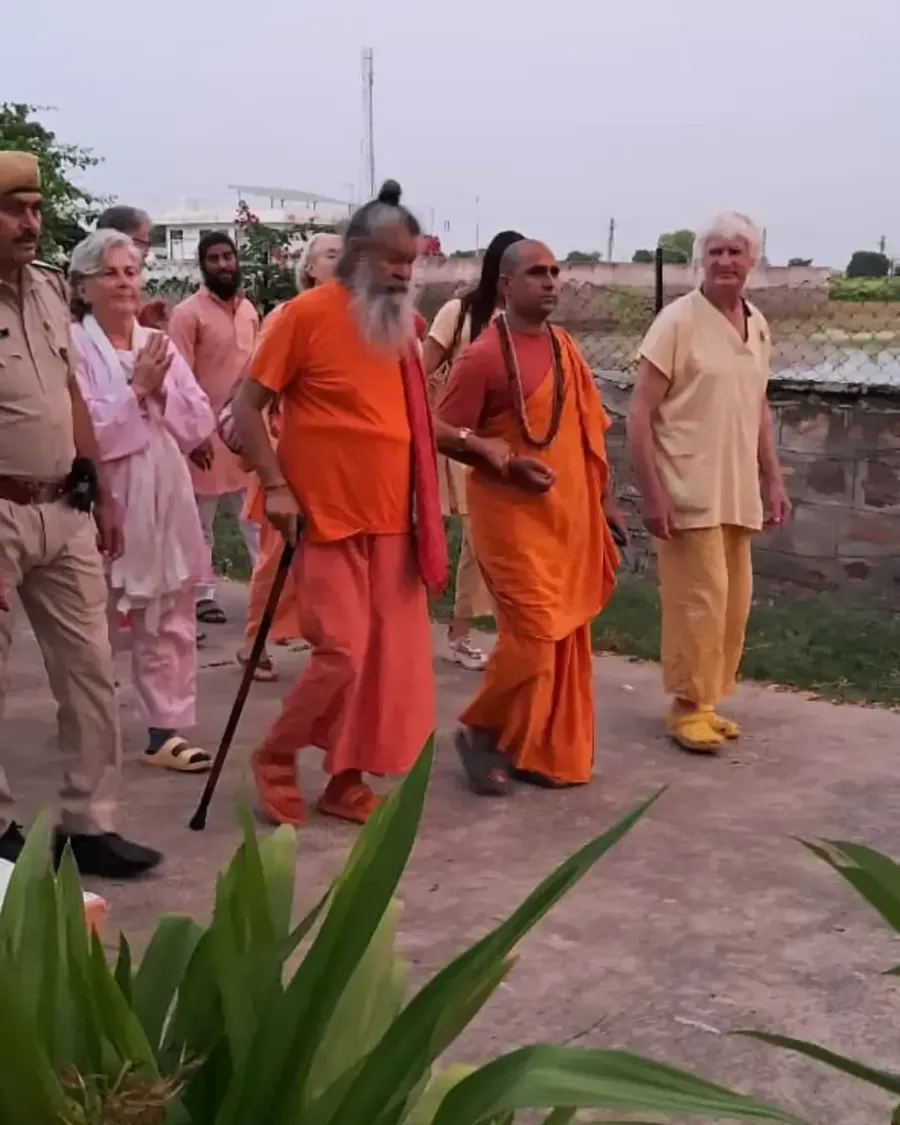 walking-with-gurudev thumbnailImage